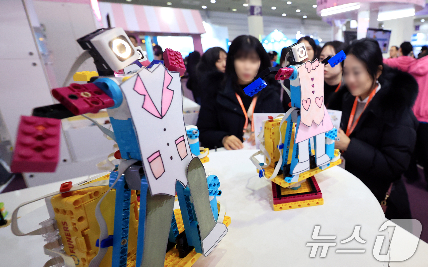 (서울=뉴스1) 이호윤 기자 = 21일 서울 강남구 코엑스에서 열린 ‘2026 대한민국 교육박람회’를 찾은 관람객들이 부스를 둘러보고 있다.이번 박람회는 “배움을 배우는 오늘, 내 …