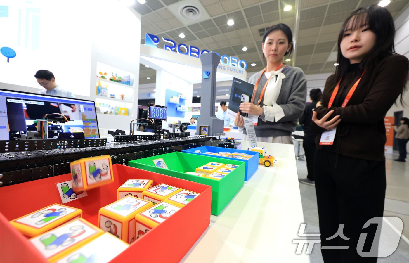 (서울=뉴스1) 이호윤 기자 = 21일 서울 강남구 코엑스에서 열린 ‘2026 대한민국 교육박람회’를 찾은 관람객들이 부스를 둘러보고 있다.이번 박람회는 “배움을 배우는 오늘, 내 …