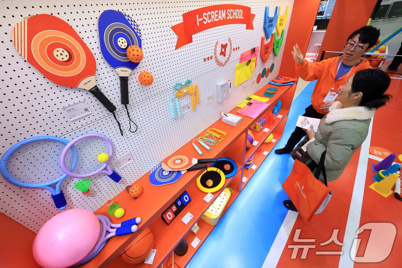 (서울=뉴스1) 이호윤 기자 = 21일 서울 강남구 코엑스에서 열린 ‘2026 대한민국 교육박람회’를 찾은 관람객들이 부스를 둘러보고 있다.이번 박람회는 “배움을 배우는 오늘, 내 …