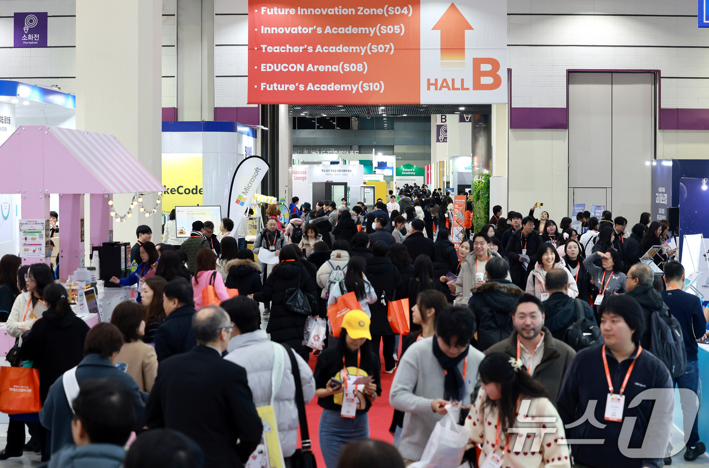 (서울=뉴스1) 이호윤 기자 = 21일 서울 강남구 코엑스에서 열린 ‘2026 대한민국 교육박람회’를 찾은 관람객들이 부스를 둘러보고 있다.이번 박람회는 “배움을 배우는 오늘, 내 …