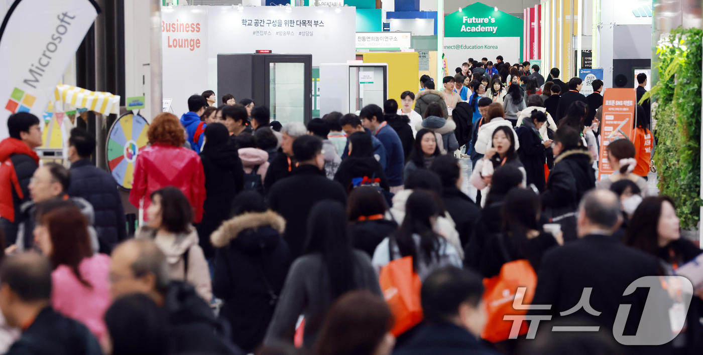 (서울=뉴스1) 이호윤 기자 = 21일 서울 강남구 코엑스에서 열린 ‘2026 대한민국 교육박람회’를 찾은 관람객들이 부스를 둘러보고 있다.이번 박람회는 “배움을 배우는 오늘, 내 …