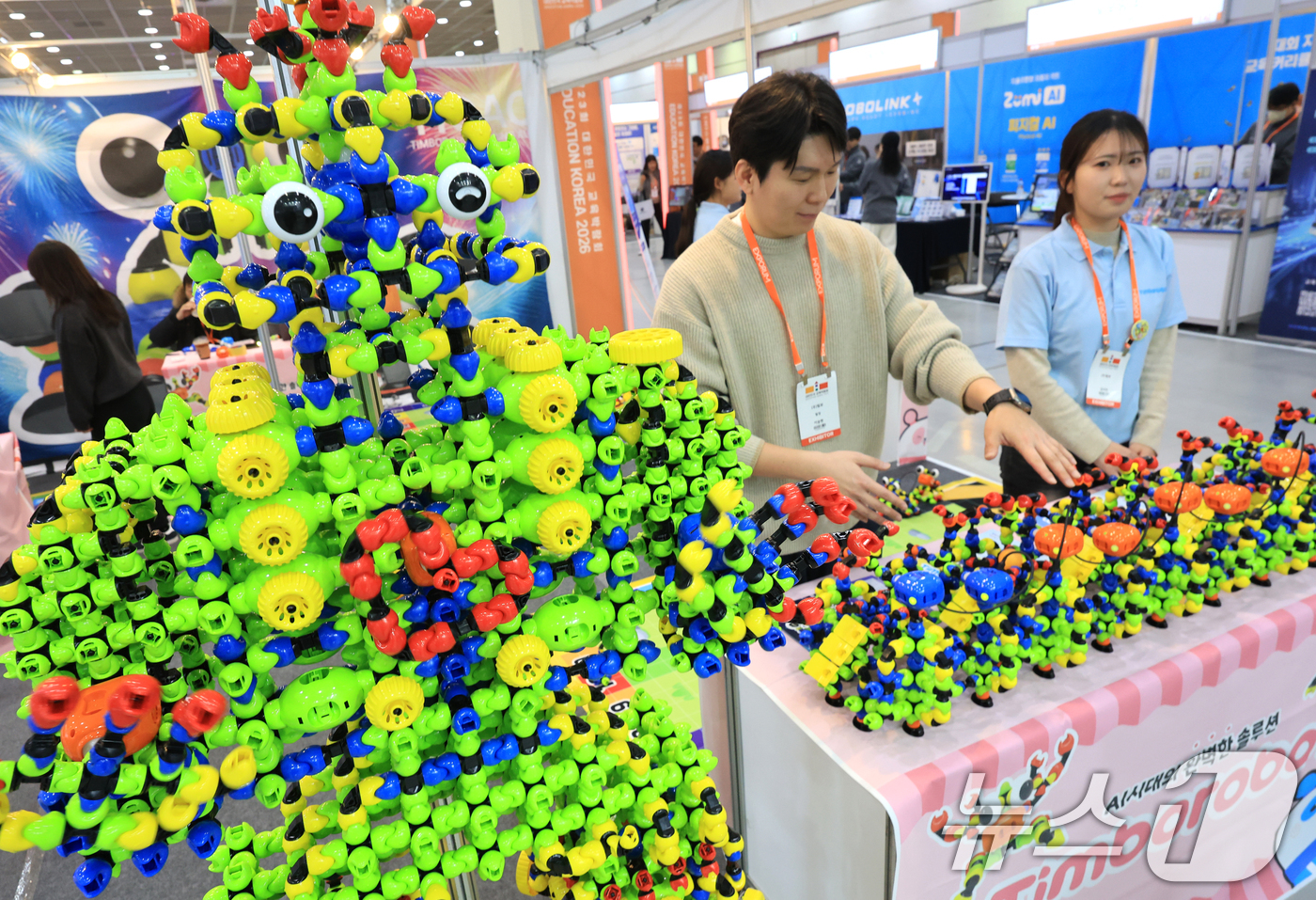 (서울=뉴스1) 이호윤 기자 = 21일 서울 강남구 코엑스에서 열린 ‘2026 대한민국 교육박람회’에 참가한 부스 관계자가 교구를 점검하고 있다.이번 박람회는 “배움을 배우는 오늘 …