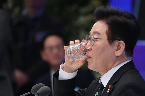 李대통령 "北, 핵 포기하겠나…군축 협상하자, 길게는 비핵화"