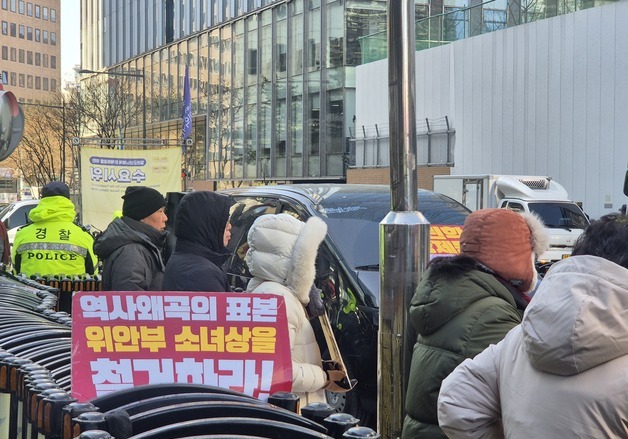 경찰 압색에도 '위안부 모욕' 집회 계속…수요시위 100m 앞서 '소란'