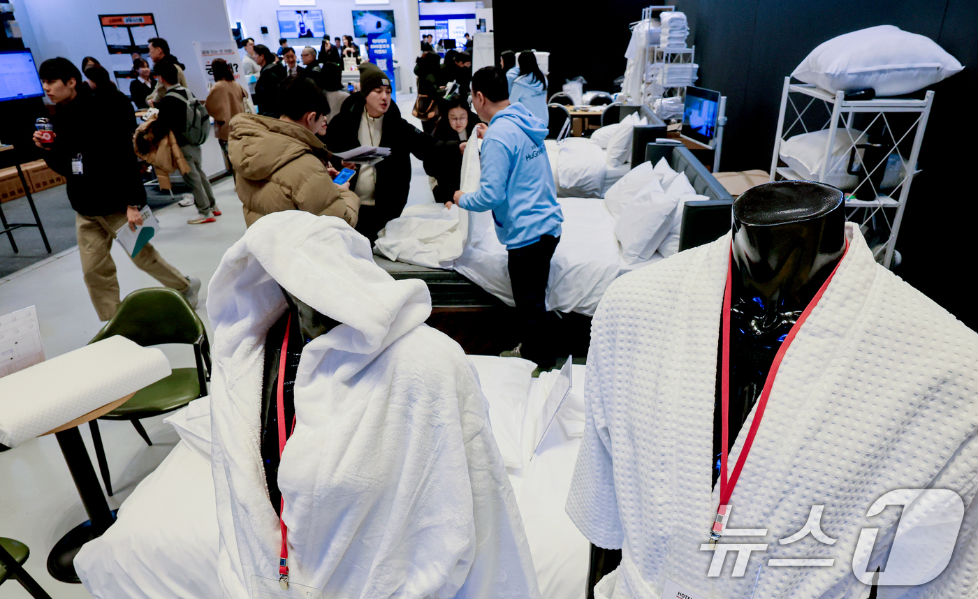 (서울=뉴스1) 이호윤 기자 = 21일 서울 강남구 코엑스에서 열린 ‘2026 호텔페어’를 찾은 관람객들이 부스를 둘러보고 있다.이번 전시는 호텔 운영 솔루션을 비롯해 공간∙인테리 …