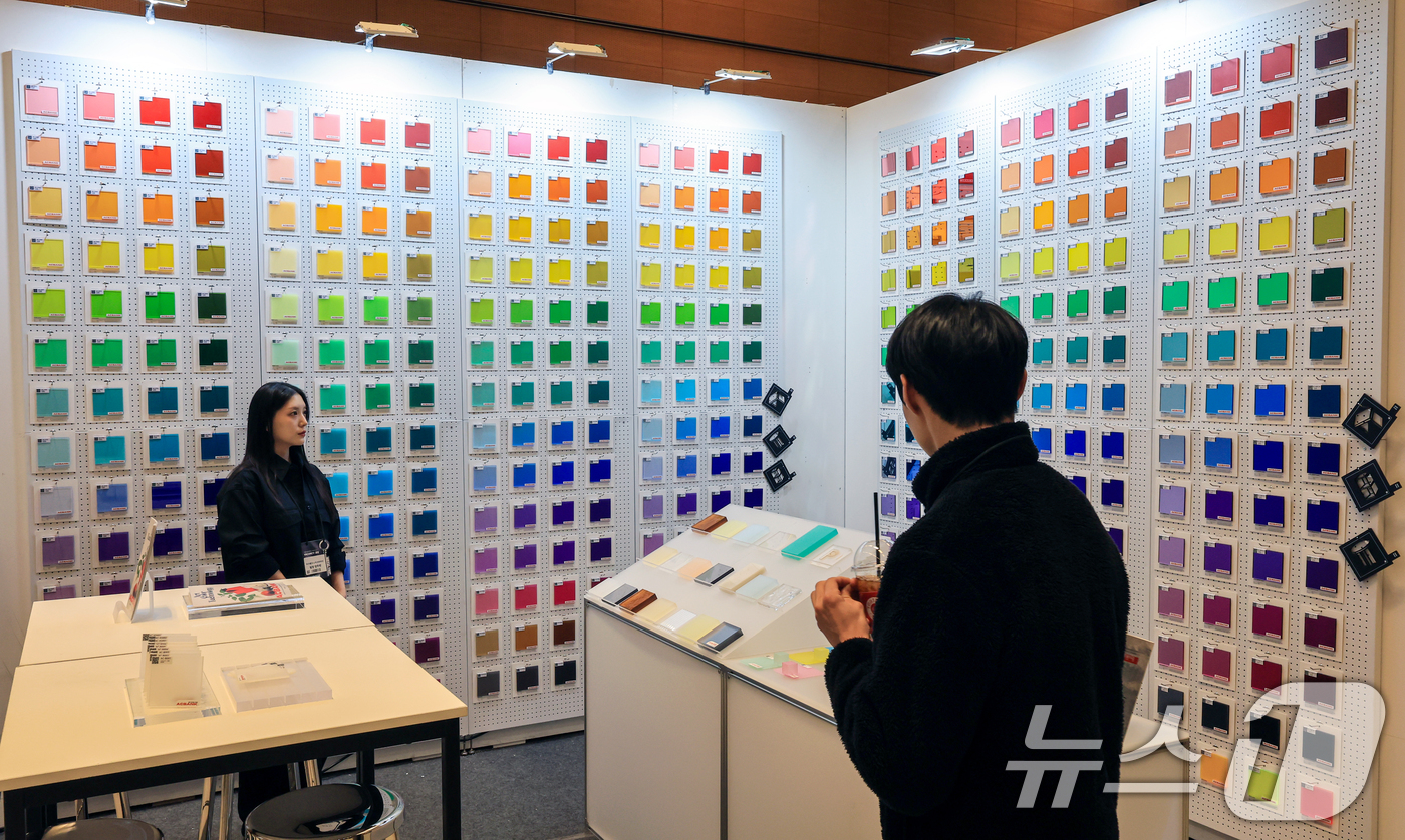 (서울=뉴스1) 이호윤 기자 = 21일 서울 강남구 코엑스에서 열린 ‘2026 호텔페어’를 찾은 관람객이 부스를 둘러보고 있다.이번 전시는 호텔 운영 솔루션을 비롯해 공간∙인테리어 …