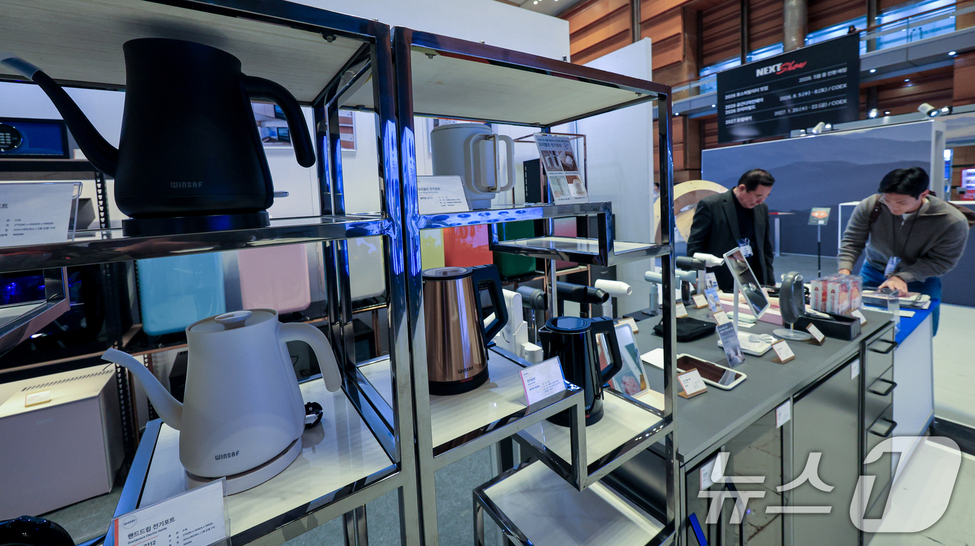 (서울=뉴스1) 이호윤 기자 = 21일 서울 강남구 코엑스에서 열린 ‘2026 호텔페어’를 찾은 관람객들이 부스를 둘러보고 있다.이번 전시는 호텔 운영 솔루션을 비롯해 공간∙인테리 …