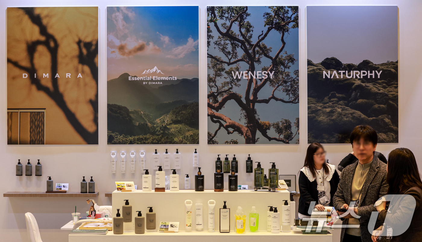 (서울=뉴스1) 이호윤 기자 = 21일 서울 강남구 코엑스에서 열린 ‘2026 호텔페어’를 찾은 관람객들이 어메니티 부스를 살펴보고 있다.이번 전시는 호텔 운영 솔루션을 비롯해 공 …