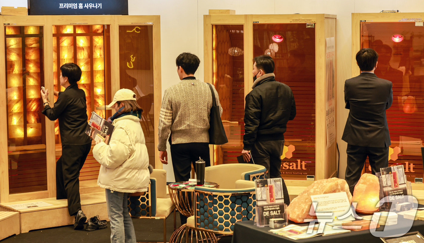 (서울=뉴스1) 이호윤 기자 = 21일 서울 강남구 코엑스에서 열린 ‘2026 호텔페어’를 찾은 관람객들이 홈 사우나기를 둘러보고 있다.이번 전시는 호텔 운영 솔루션을 비롯해 공간 …