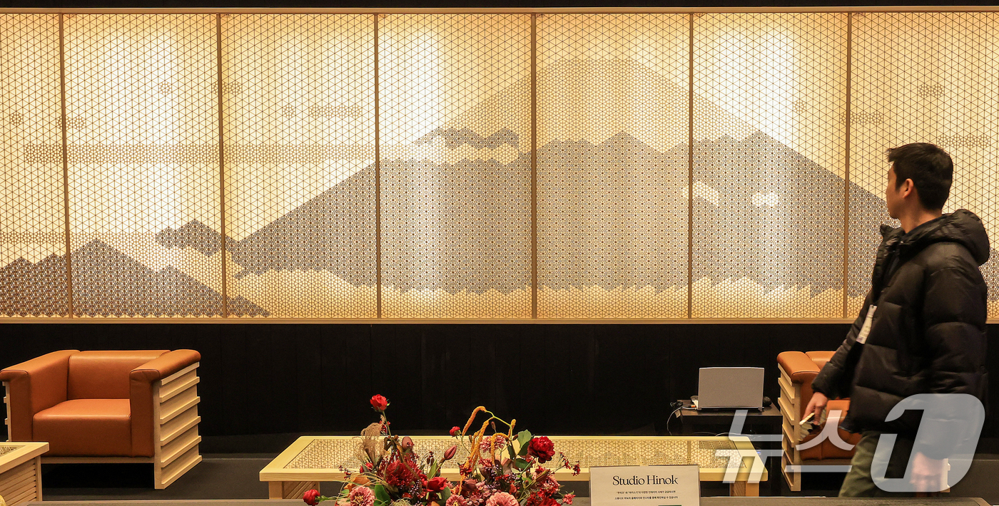 (서울=뉴스1) 이호윤 기자 = 21일 서울 강남구 코엑스에서 열린 ‘2026 호텔페어’를 찾은 관람객이 부스를 둘러보고 있다.이번 전시는 호텔 운영 솔루션을 비롯해 공간∙인테리어 …