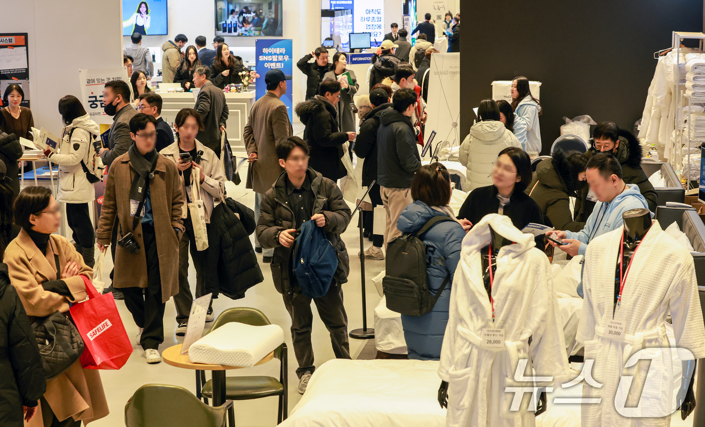 (서울=뉴스1) 이호윤 기자 = 21일 서울 강남구 코엑스에서 열린 ‘2026 호텔페어’를 찾은 관람객들이 부스를 둘러보고 있다.이번 전시는 호텔 운영 솔루션을 비롯해 공간∙인테리 …