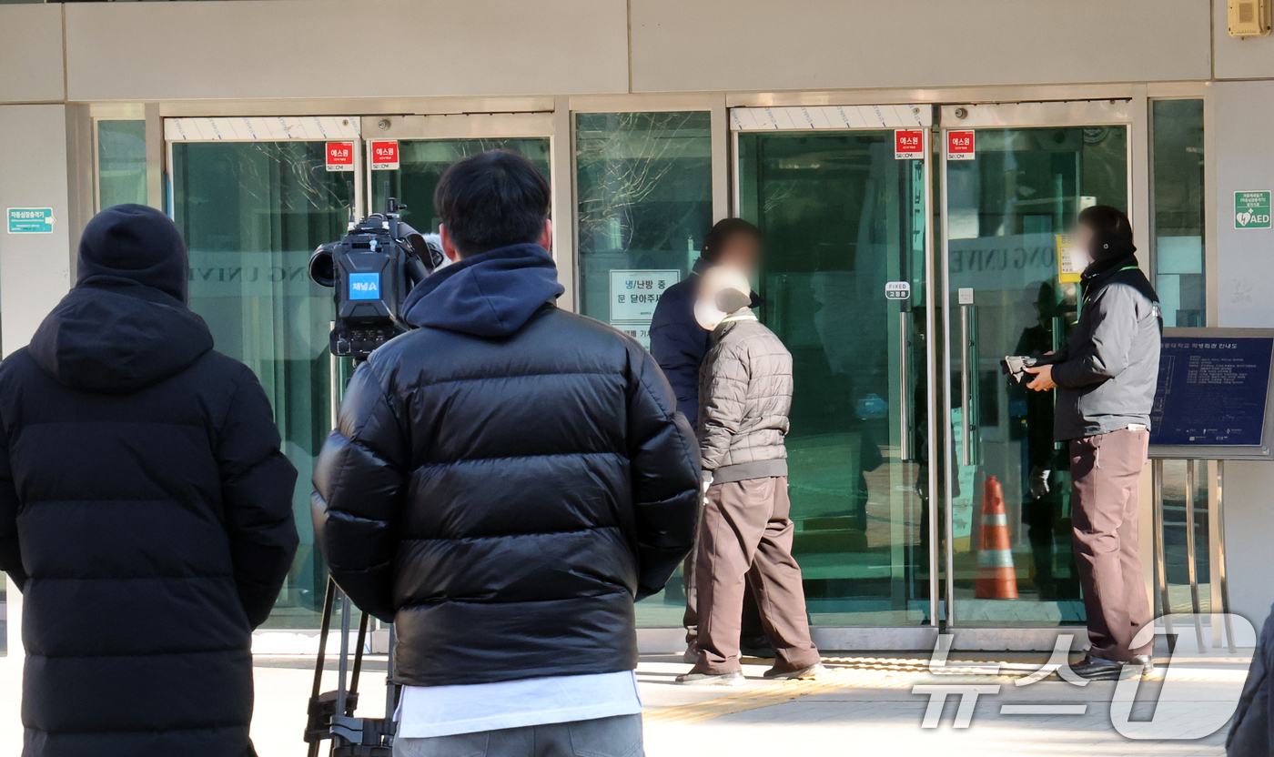 (서울=뉴스1) 김명섭 기자 = 21일 북한의 한국 무인기 침투 주장에 대한 진상을 규명하는 '군경합동조사 TF'가 민간인 피의자 3명에 대한 주거지 및 사무실 등에 대해 항공안전 …