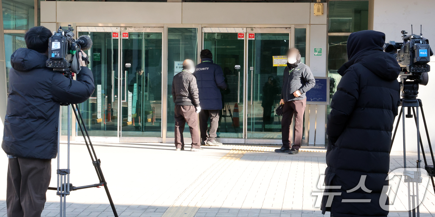 (서울=뉴스1) 김명섭 기자 = 21일 북한의 한국 무인기 침투 주장에 대한 진상을 규명하는 '군경합동조사 TF'가 민간인 피의자 3명에 대한 주거지 및 사무실 등에 대해 항공안전 …