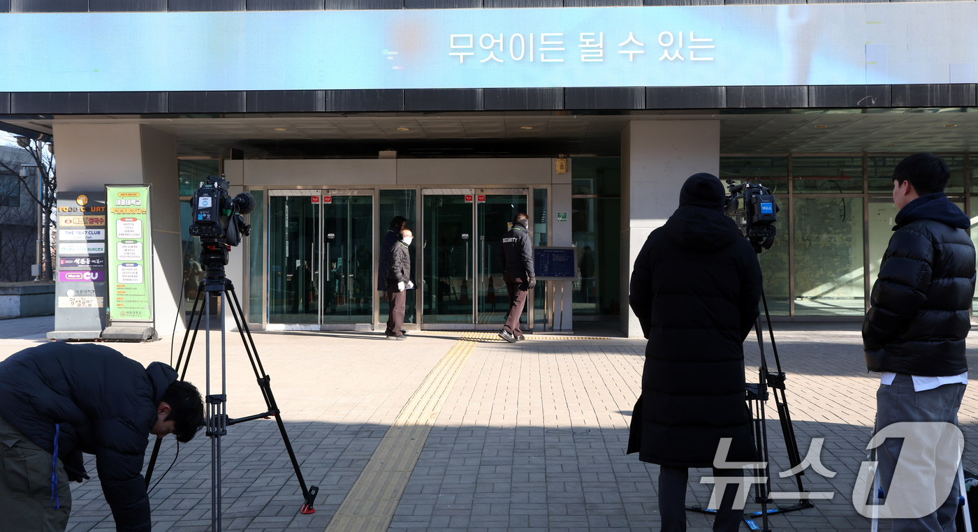 (서울=뉴스1) 김명섭 기자 = 21일 북한의 한국 무인기 침투 주장에 대한 진상을 규명하는 '군경합동조사 TF'가 민간인 피의자 3명에 대한 주거지 및 사무실 등에 대해 항공안전 …