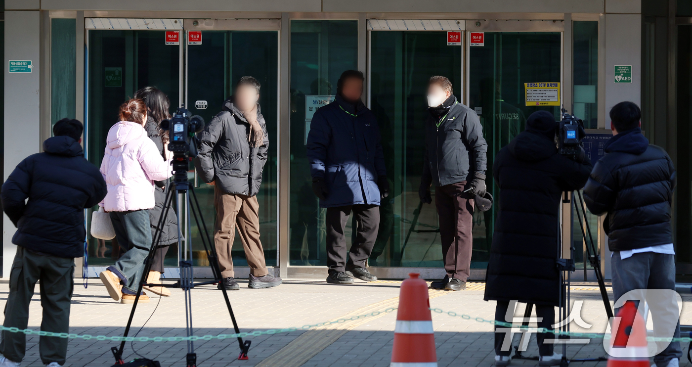 (서울=뉴스1) 김명섭 기자 = 21일 북한의 한국 무인기 침투 주장에 대한 진상을 규명하는 '군경합동조사 TF'가 민간인 피의자 3명에 대한 주거지 및 사무실 등에 대해 항공안전 …