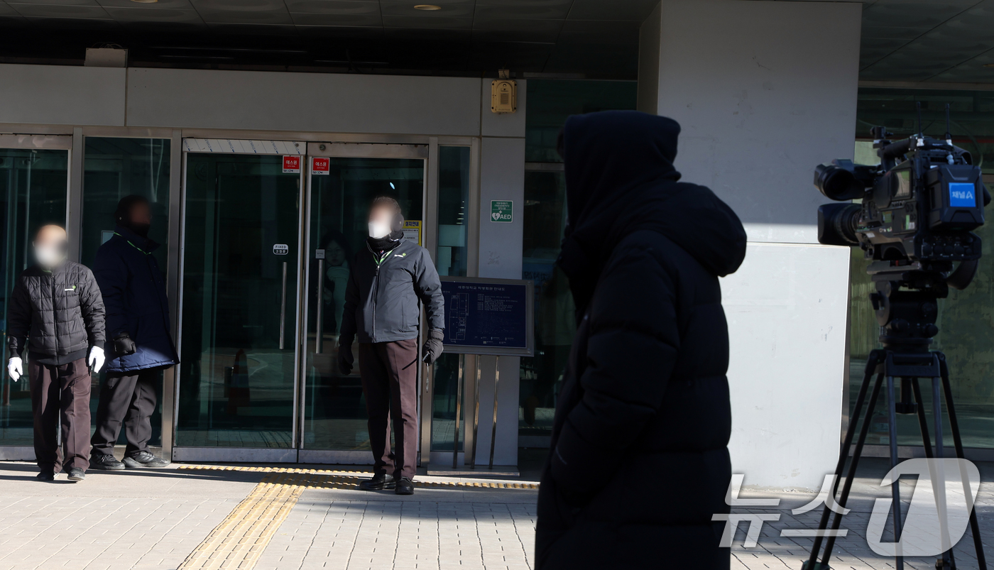 (서울=뉴스1) 김명섭 기자 = 21일 북한의 한국 무인기 침투 주장에 대한 진상을 규명하는 '군경합동조사 TF'가 민간인 피의자 3명에 대한 주거지 및 사무실 등에 대해 항공안전 …