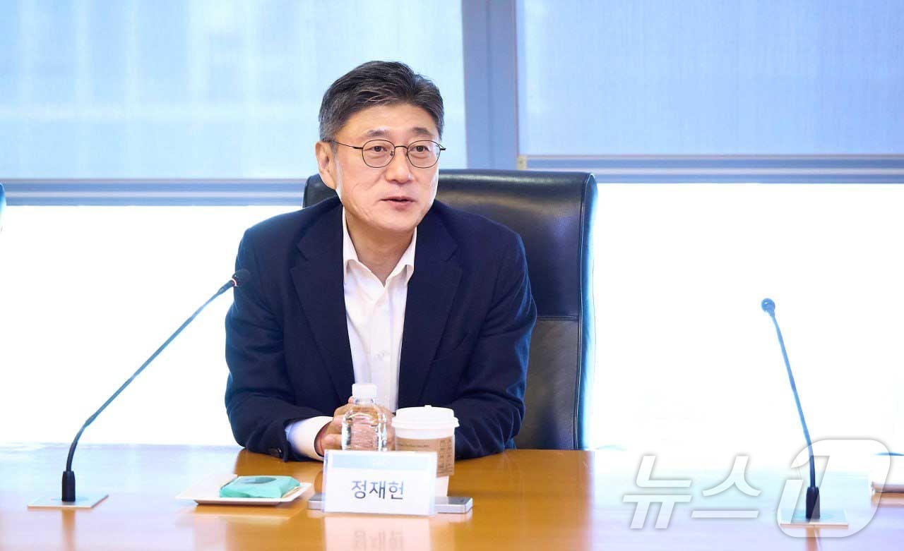 (서울=뉴스1) = SK텔레콤이 고객신뢰 위원회와 서울 중구 SKT T타워에서 2026년 첫 정기 간담회를 개최했다고 21일 밝혔다. 사진은 정재헌 SKT CEO가 간담회에서 인사 …