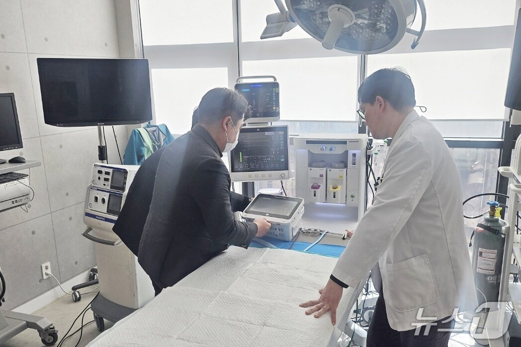 본문 이미지 - 전문 인력이 동물병원 호흡 마취기를 살펴보고 있다(코벳 제공). ⓒ 뉴스1