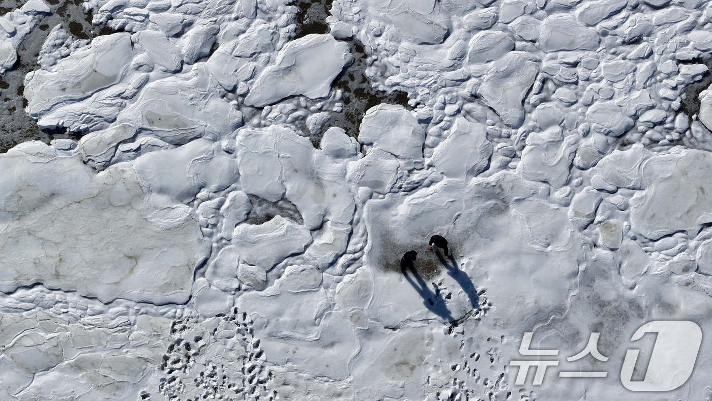 (강화=뉴스1) 박정호 기자 = 전국 곳곳에 한파특보가 발효돼 맹추위가 이어진 21일 인천 강화도 동막해변 일대가 얼어붙어 있다.기상청에 따르면 전국 대부분 지역에서는 당분간 아침 …