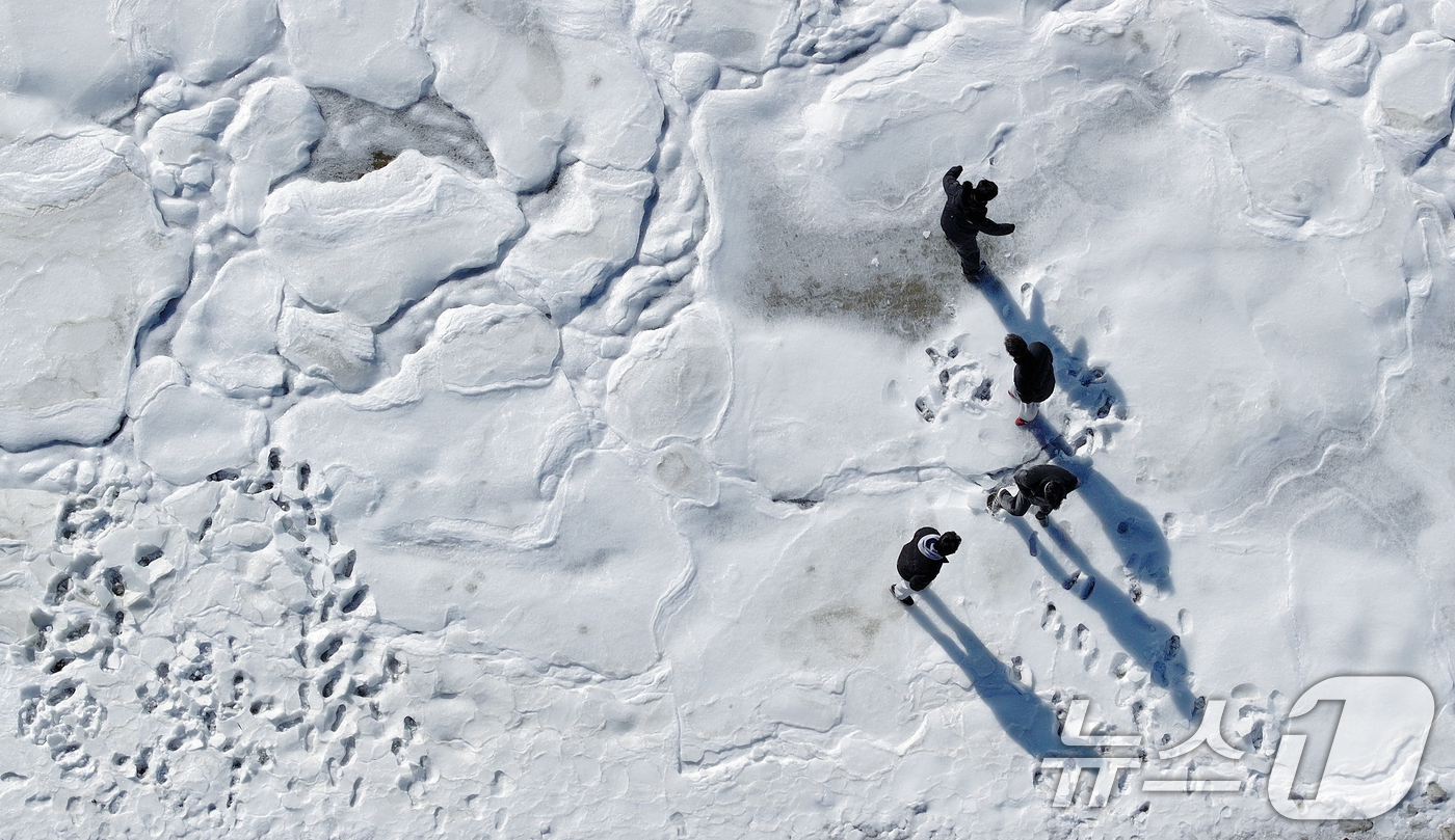 (강화=뉴스1) 박정호 기자 = 전국 곳곳에 한파특보가 발효돼 맹추위가 이어진 21일 인천 강화도 동막해변 일대가 얼어붙어 있다.기상청에 따르면 전국 대부분 지역에서는 당분간 아침 …