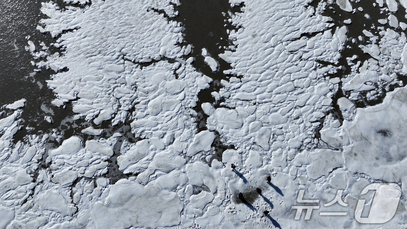 (강화=뉴스1) 박정호 기자 = 전국 곳곳에 한파특보가 발효돼 맹추위가 이어진 21일 인천 강화도 동막해변 일대가 얼어붙어 있다.기상청에 따르면 전국 대부분 지역에서는 당분간 아침 …