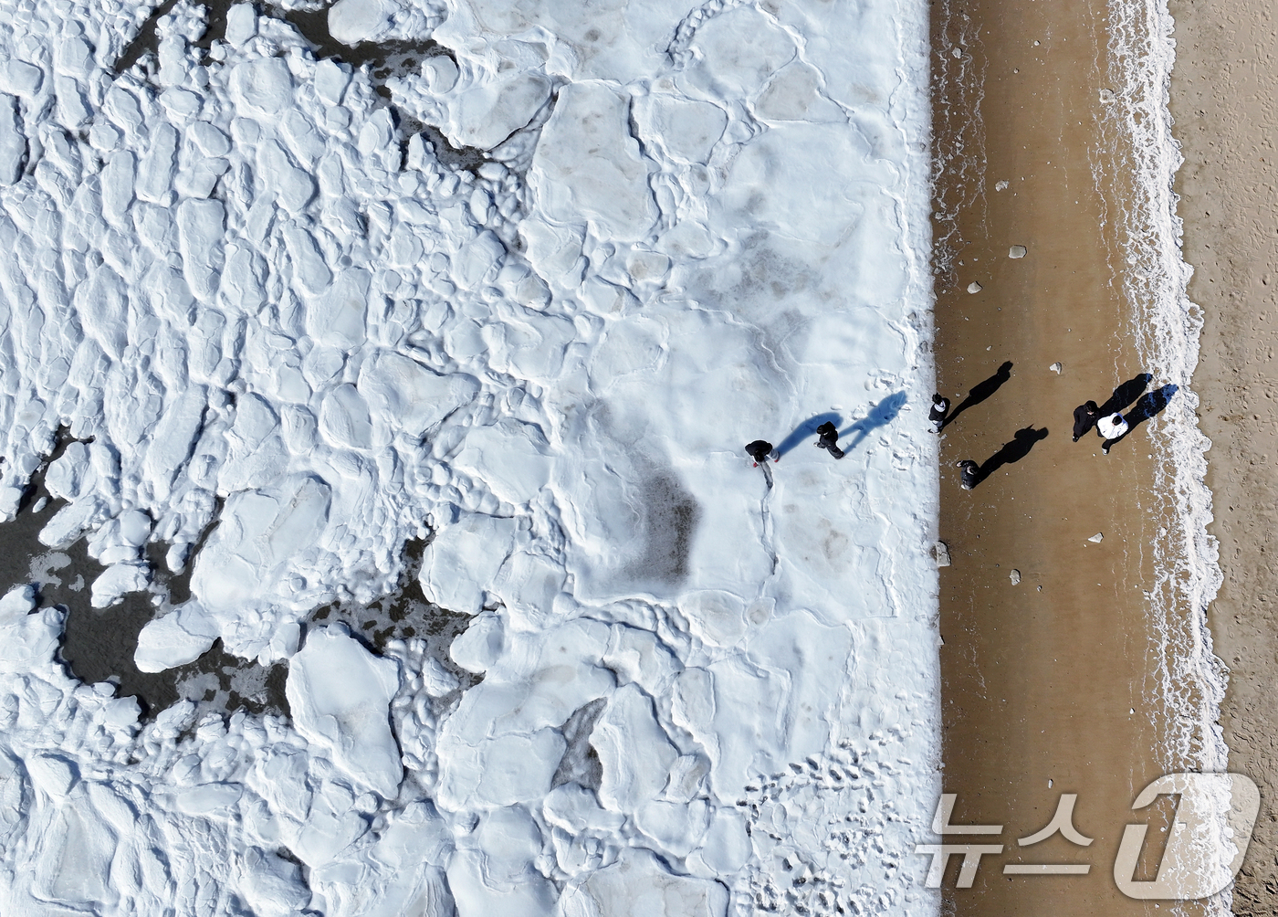 (강화=뉴스1) 박정호 기자 = 전국 곳곳에 한파특보가 발효돼 맹추위가 이어진 21일 인천 강화도 동막해변 일대가 얼어붙어 있다.기상청에 따르면 전국 대부분 지역에서는 당분간 아침 …