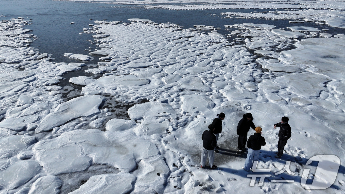 (강화=뉴스1) 박정호 기자 = 전국 곳곳에 한파특보가 발효돼 맹추위가 이어진 21일 인천 강화도 동막해변 일대가 얼어붙어 있다.기상청에 따르면 전국 대부분 지역에서는 당분간 아침 …