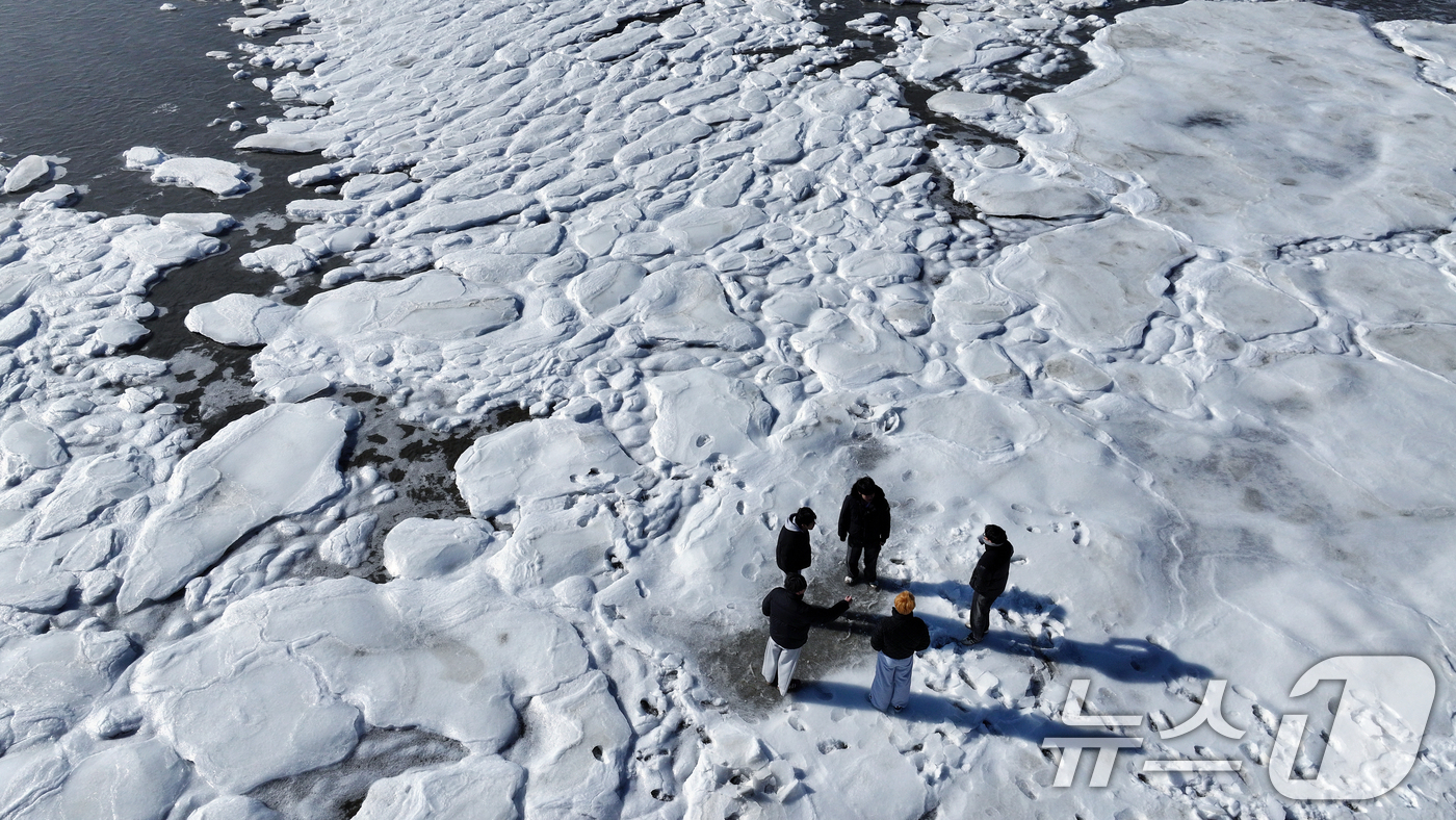 (강화=뉴스1) 박정호 기자 = 전국 곳곳에 한파특보가 발효돼 맹추위가 이어진 21일 인천 강화도 동막해변 일대가 얼어붙어 있다.기상청에 따르면 전국 대부분 지역에서는 당분간 아침 …