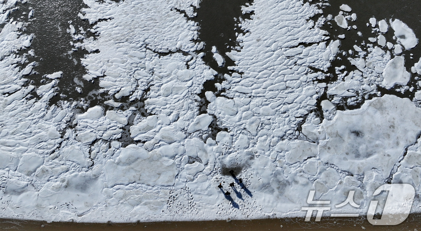 (강화=뉴스1) 박정호 기자 = 전국 곳곳에 한파특보가 발효돼 맹추위가 이어진 21일 인천 강화도 동막해변 일대가 얼어붙어 있다.기상청에 따르면 전국 대부분 지역에서는 당분간 아침 …