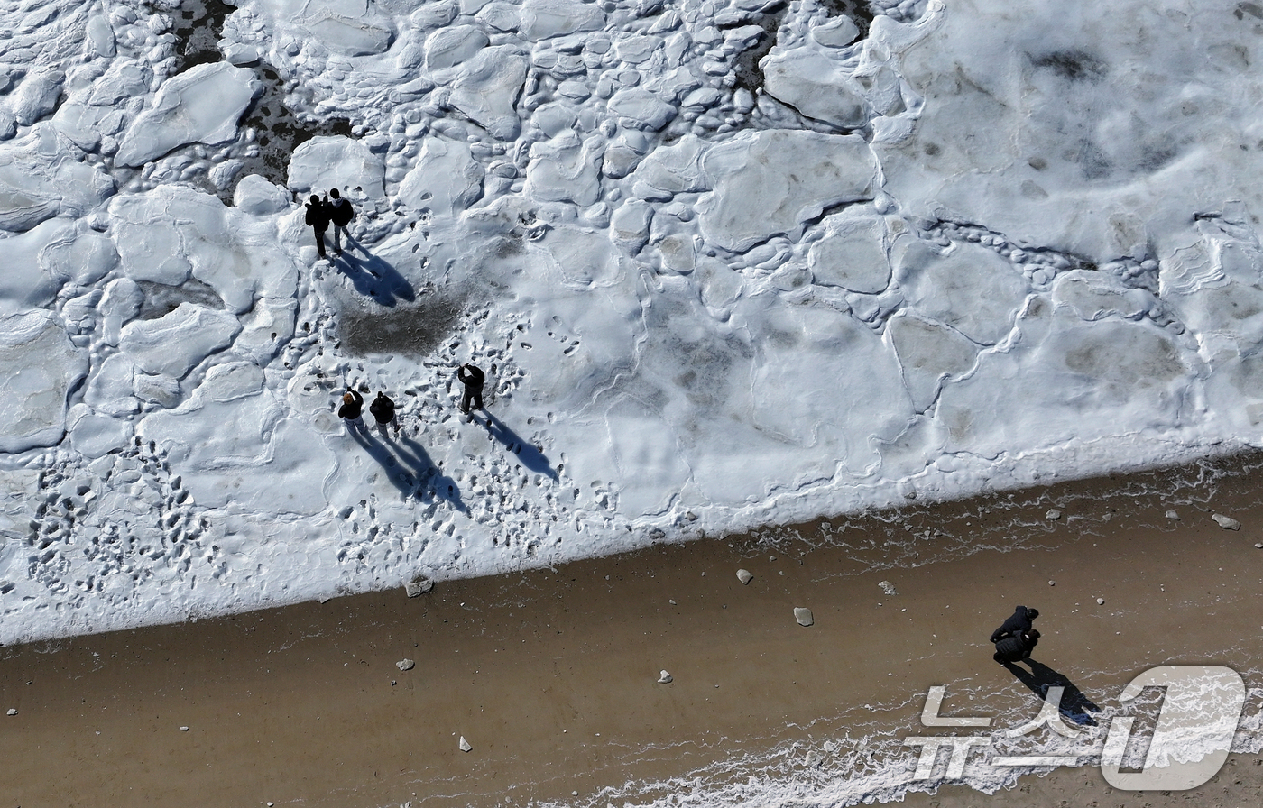 (강화=뉴스1) 박정호 기자 = 전국 곳곳에 한파특보가 발효돼 맹추위가 이어진 21일 인천 강화도 동막해변 일대가 얼어붙어 있다.기상청에 따르면 전국 대부분 지역에서는 당분간 아침 …