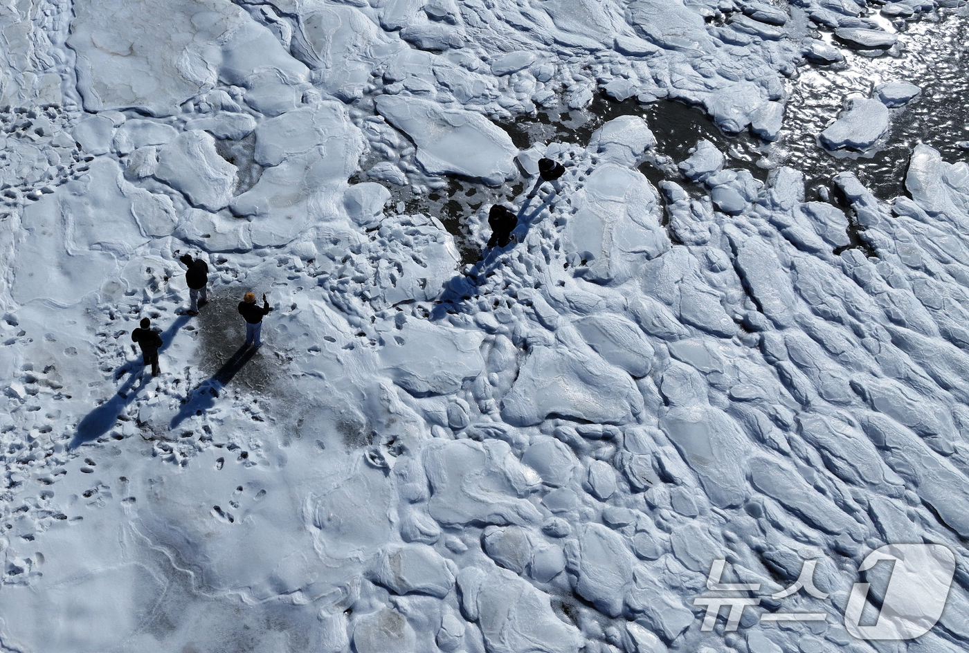 (강화=뉴스1) 박정호 기자 = 전국 곳곳에 한파특보가 발효돼 맹추위가 이어진 21일 인천 강화도 동막해변 일대가 얼어붙어 있다.기상청에 따르면 전국 대부분 지역에서는 당분간 아침 …