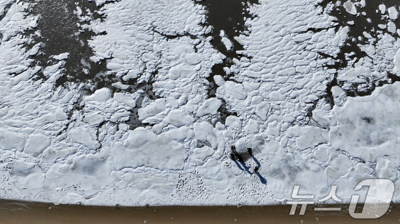 (강화=뉴스1) 박정호 기자 = 전국 곳곳에 한파특보가 발효돼 맹추위가 이어진 21일 인천 강화도 동막해변 일대가 얼어붙어 있다.기상청에 따르면 전국 대부분 지역에서는 당분간 아침 …