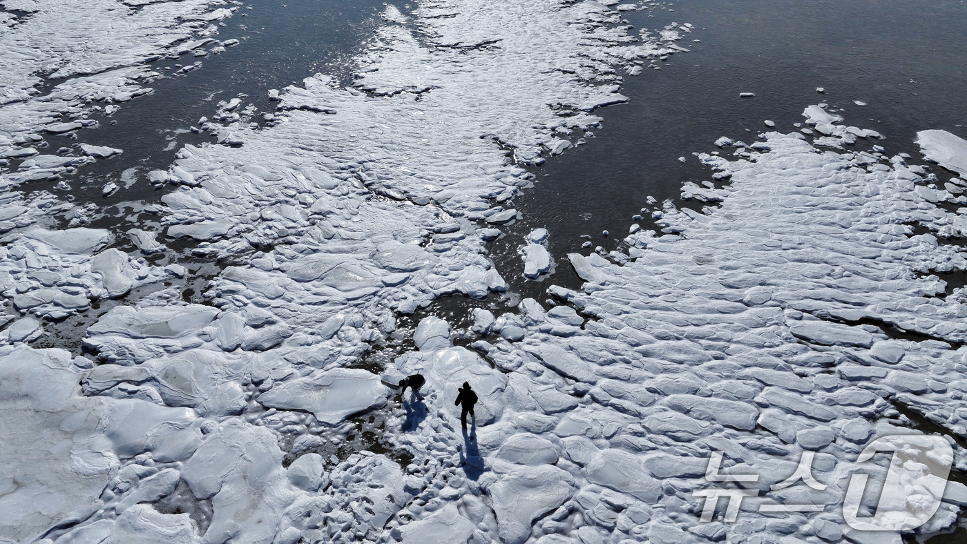 (강화=뉴스1) 박정호 기자 = 전국 곳곳에 한파특보가 발효돼 맹추위가 이어진 21일 인천 강화도 동막해변 일대가 얼어붙어 있다.기상청에 따르면 전국 대부분 지역에서는 당분간 아침 …