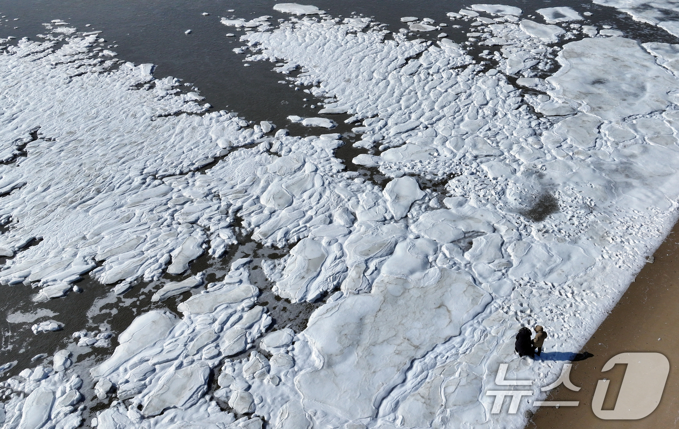 (강화=뉴스1) 박정호 기자 = 전국 곳곳에 한파특보가 발효돼 맹추위가 이어진 21일 인천 강화도 동막해변 일대가 얼어붙어 있다.기상청에 따르면 전국 대부분 지역에서는 당분간 아침 …