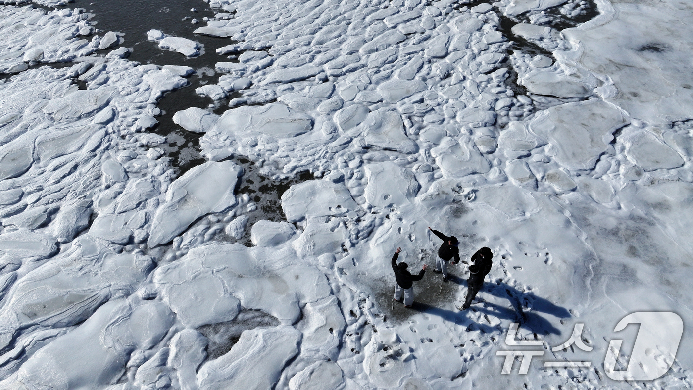 (강화=뉴스1) 박정호 기자 = 전국 곳곳에 한파특보가 발효돼 맹추위가 이어진 21일 인천 강화도 동막해변 일대가 얼어붙어 있다.기상청에 따르면 전국 대부분 지역에서는 당분간 아침 …
