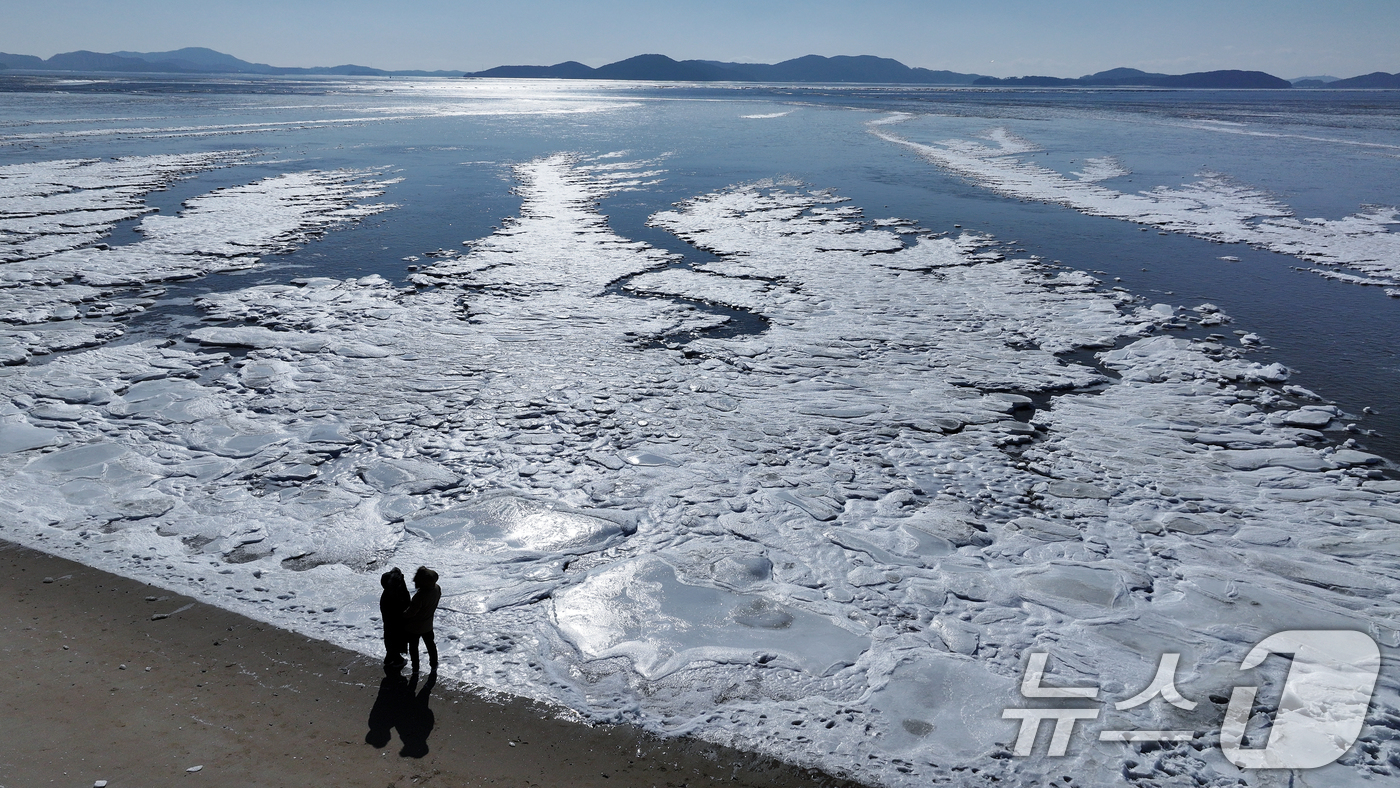 (강화=뉴스1) 박정호 기자 = 전국 곳곳에 한파특보가 발효돼 맹추위가 이어진 21일 인천 강화도 동막해변 일대가 얼어붙어 있다.기상청에 따르면 전국 대부분 지역에서는 당분간 아침 …