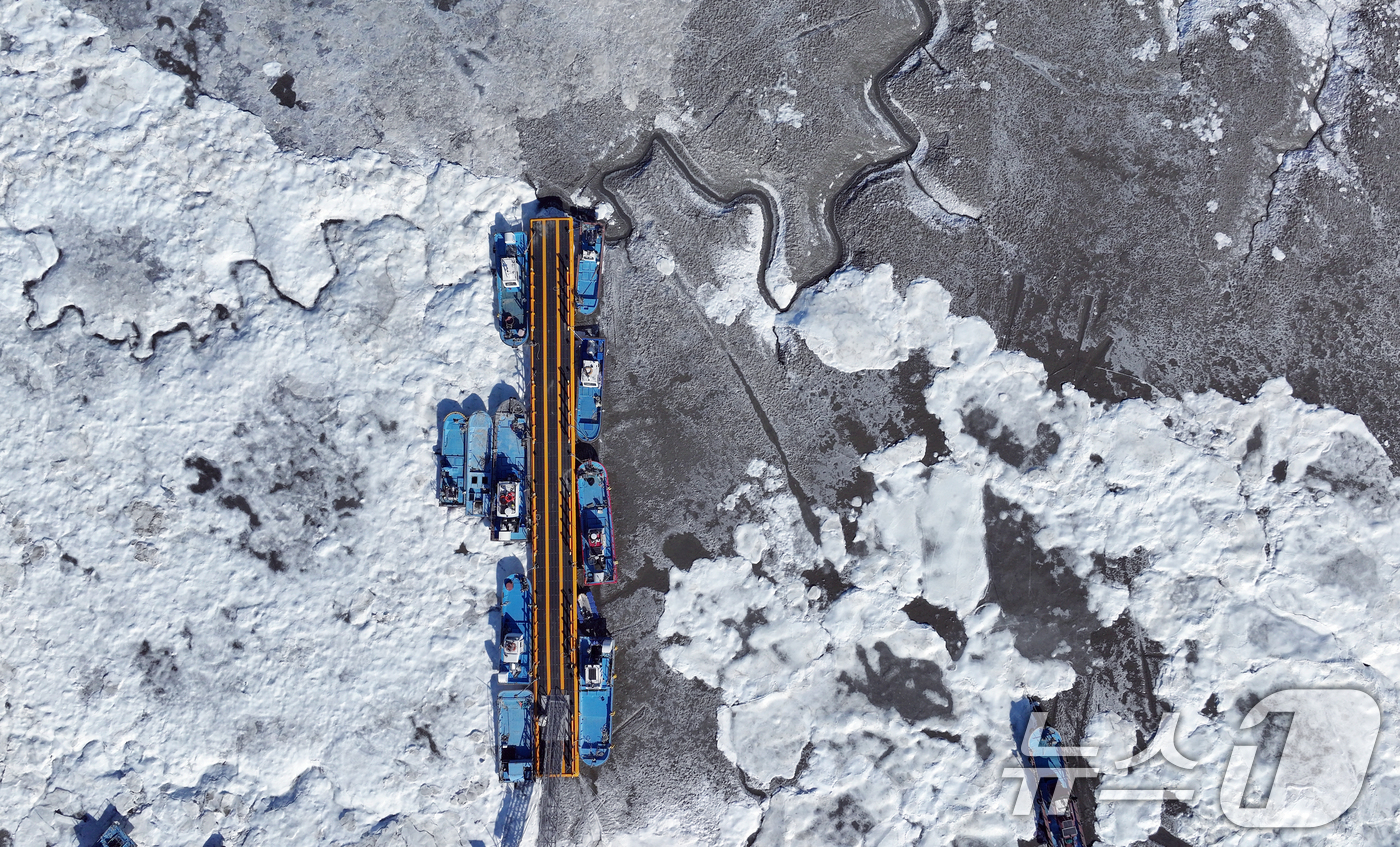 (강화=뉴스1) 박정호 기자 = 전국 곳곳에 한파특보가 발효돼 맹추위가 이어진 21일 인천 강화도 분오항 일대가 얼어붙어 있다.기상청에 따르면 전국 대부분 지역에서는 당분간 아침 …