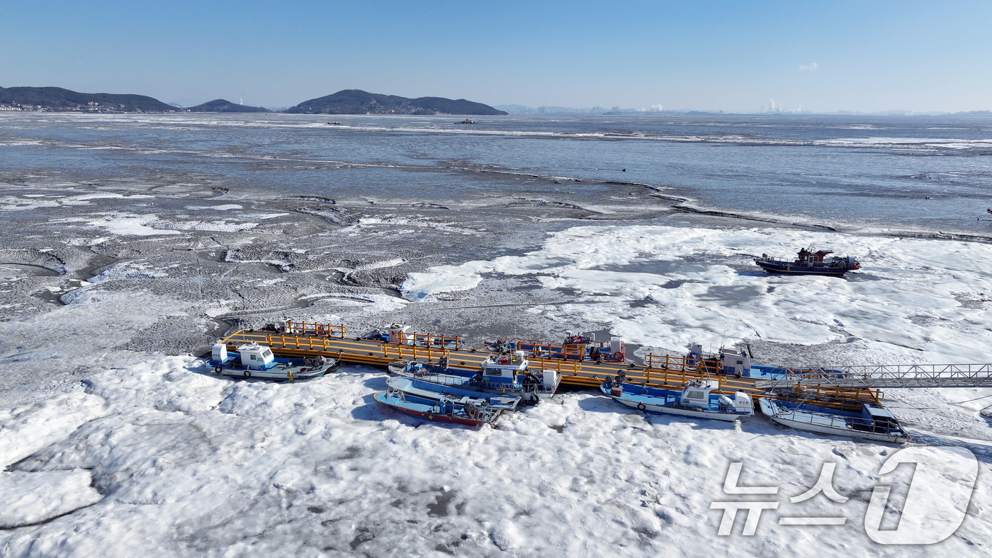 (강화=뉴스1) 박정호 기자 = 전국 곳곳에 한파특보가 발효돼 맹추위가 이어진 21일 인천 강화도 분오항 일대가 얼어붙어 있다.기상청에 따르면 전국 대부분 지역에서는 당분간 아침 …
