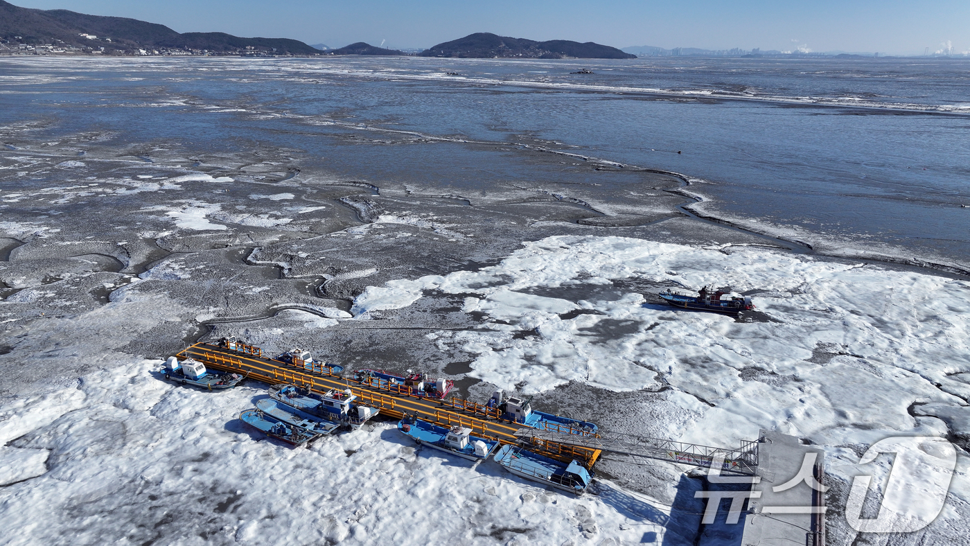 (강화=뉴스1) 박정호 기자 = 전국 곳곳에 한파특보가 발효돼 맹추위가 이어진 21일 인천 강화도 분오항 일대가 얼어붙어 있다.기상청에 따르면 전국 대부분 지역에서는 당분간 아침 …