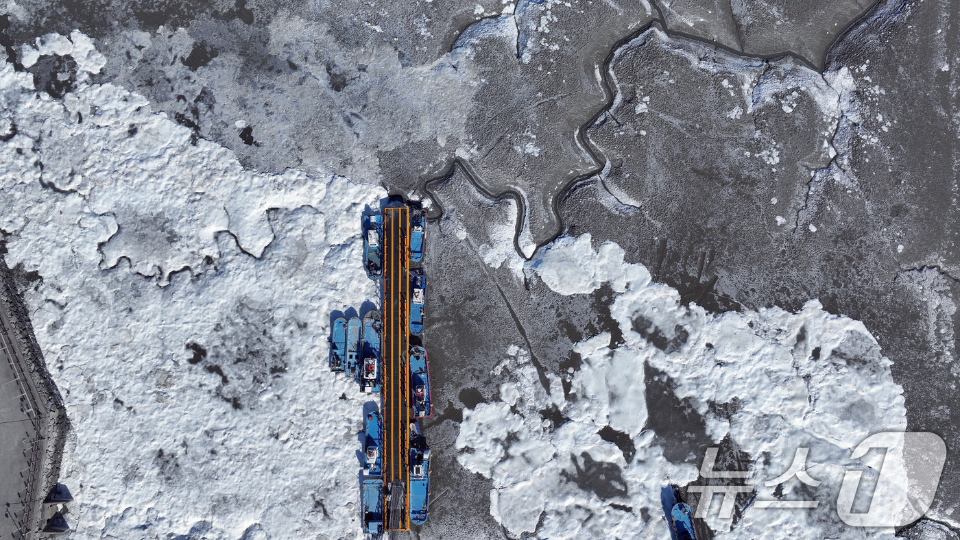 (강화=뉴스1) 박정호 기자 = 전국 곳곳에 한파특보가 발효돼 맹추위가 이어진 21일 인천 강화도 분오항 일대가 얼어붙어 있다.기상청에 따르면 전국 대부분 지역에서는 당분간 아침 …