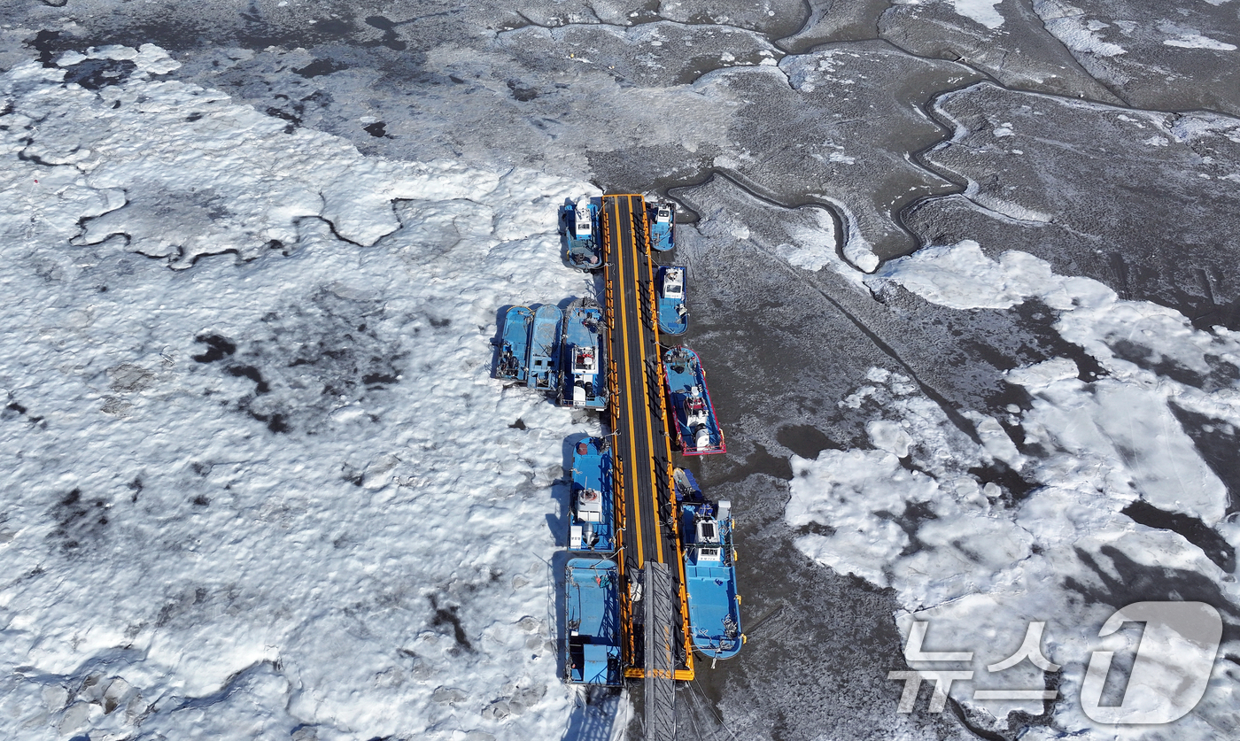 (강화=뉴스1) 박정호 기자 = 전국 곳곳에 한파특보가 발효돼 맹추위가 이어진 21일 인천 강화도 분오항 일대가 얼어붙어 있다.기상청에 따르면 전국 대부분 지역에서는 당분간 아침 …