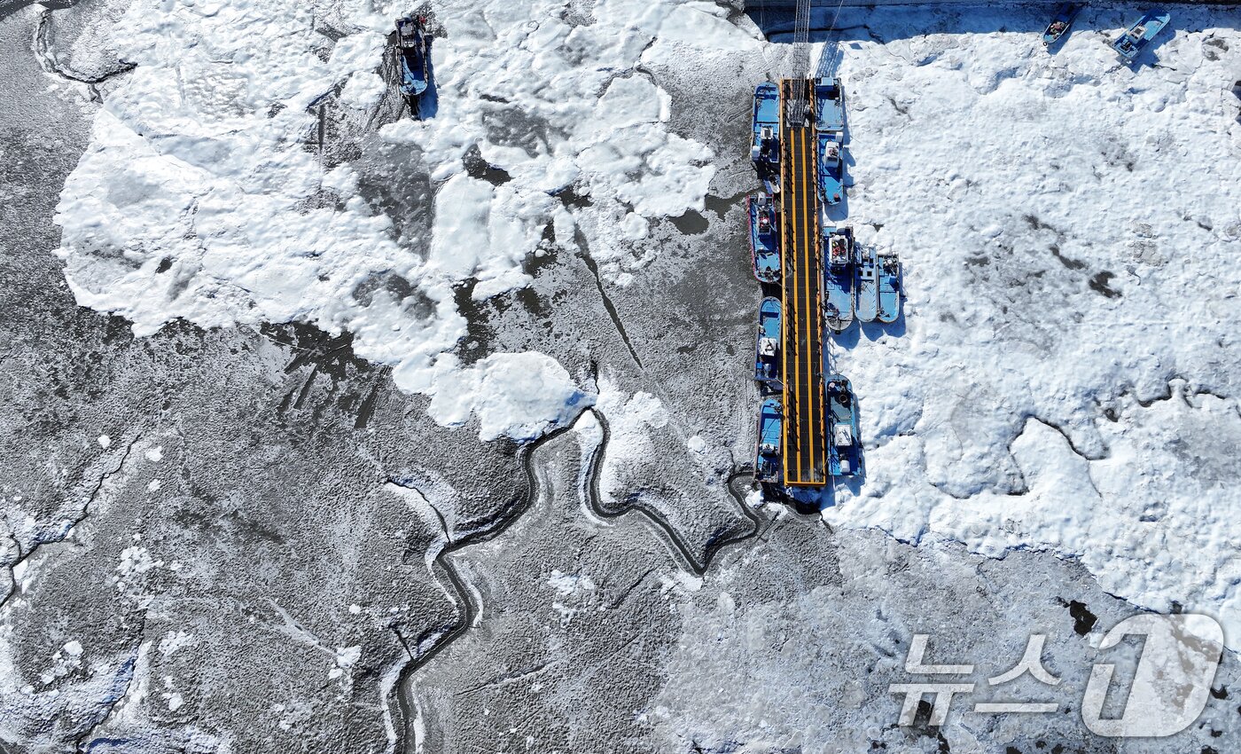 본문 이미지 - 전국 곳곳에 한파특보가 발효돼 맹추위가 이어진 21일 인천 강화도 분오항 일대가 얼어붙어 있다.  2026.1.21/뉴스1 ⓒ News1 박정호 기자