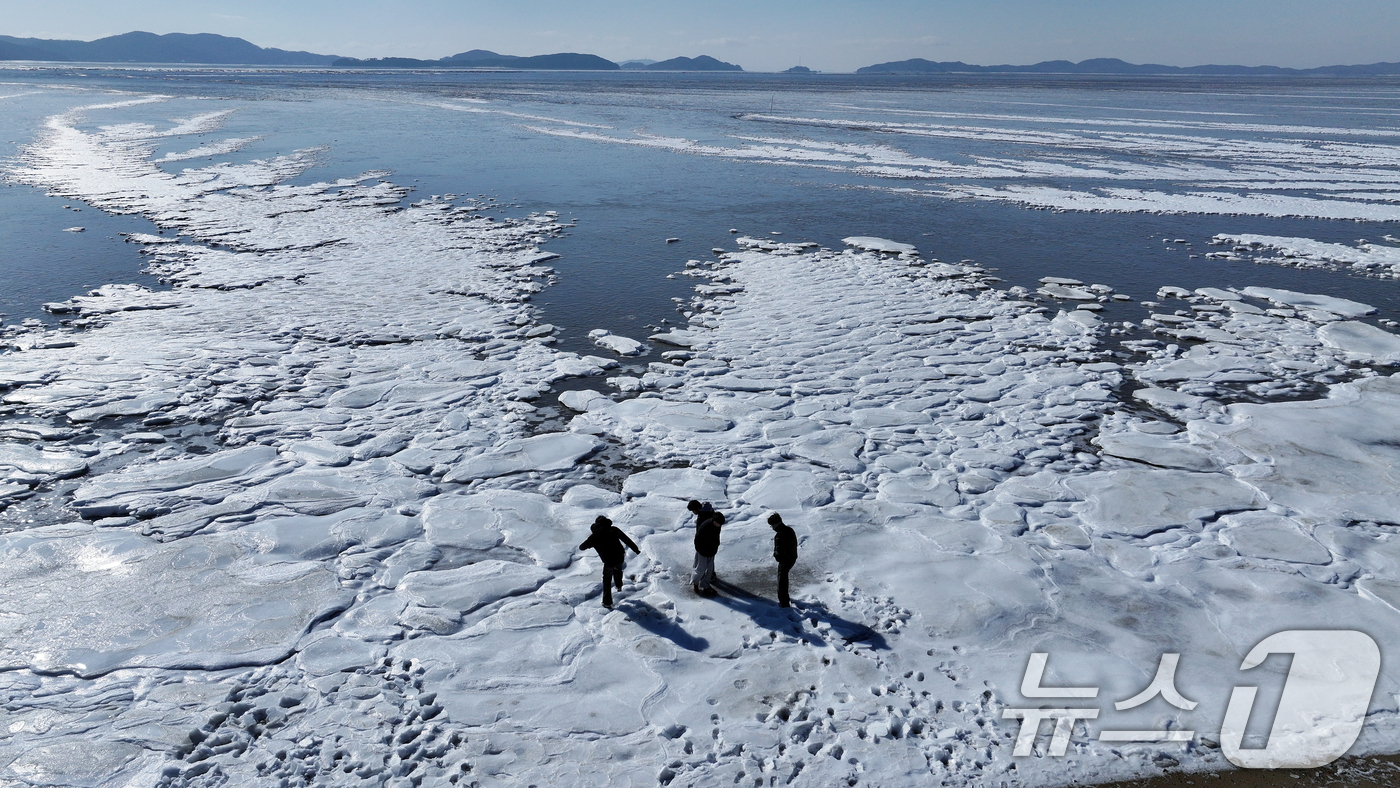 (강화=뉴스1) 박정호 기자 = 전국 곳곳에 한파특보가 발효돼 맹추위가 이어진 21일 인천 강화도 동막해변 일대가 얼어붙어 있다.기상청에 따르면 전국 대부분 지역에서는 당분간 아침 …