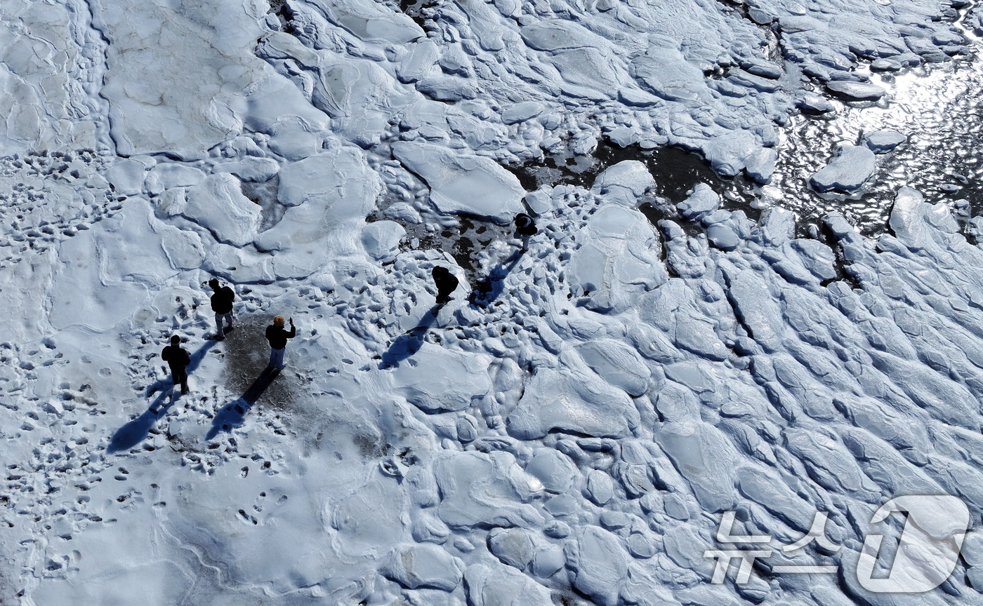 (강화=뉴스1) 박정호 기자 = 전국 곳곳에 한파특보가 발효돼 맹추위가 이어진 21일 인천 강화도 동막해변 일대가 얼어붙어 있다.기상청에 따르면 전국 대부분 지역에서는 당분간 아침 …