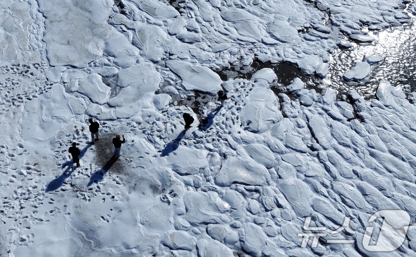 본문 이미지 - 전국 곳곳에 한파특보가 발효돼 맹추위가 이어진 21일 인천 강화도 동막해변 일대가 얼어붙어 있다. 2026.1.21/뉴스1 ⓒ News1 박정호 기자