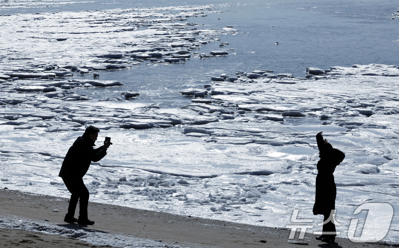 (강화=뉴스1) 박정호 기자 = 전국 곳곳에 한파특보가 발효돼 맹추위가 이어진 21일 인천 강화도 동막해변 일대가 얼어붙어 있다.기상청에 따르면 전국 대부분 지역에서는 당분간 아침 …