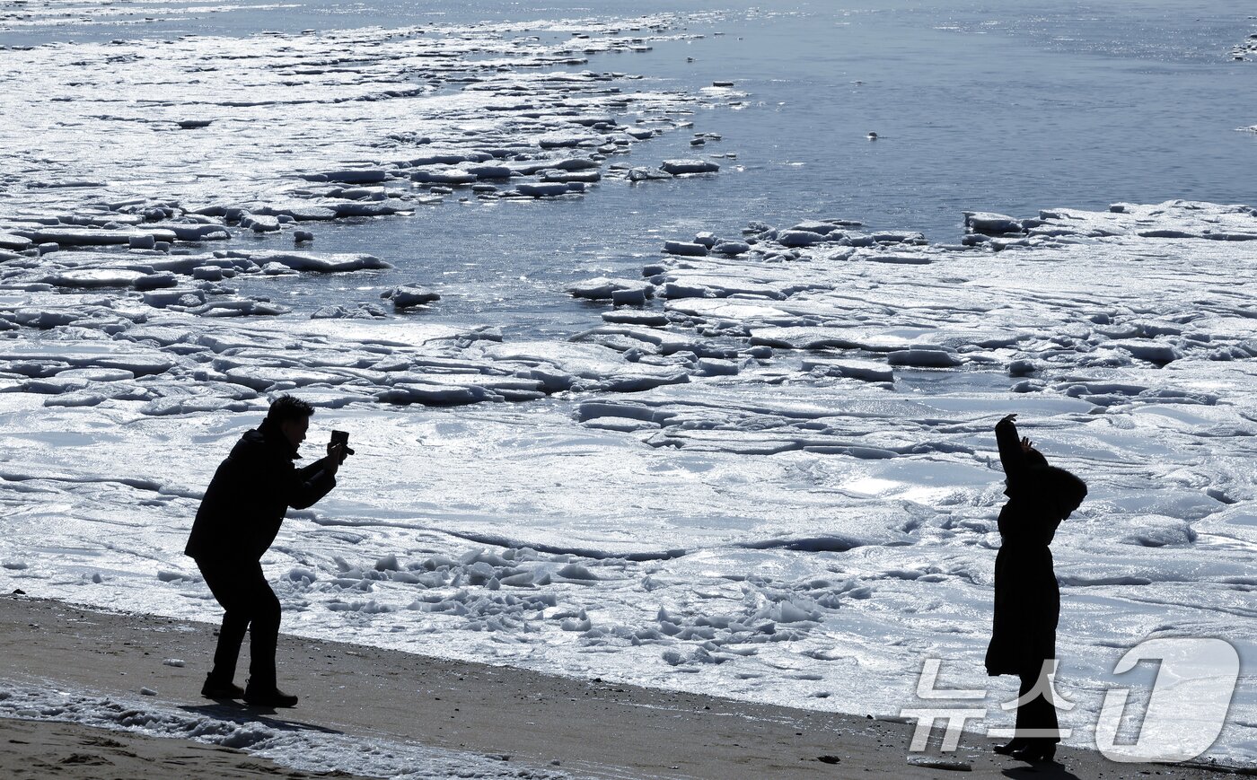 본문 이미지 - 전국 곳곳에 한파특보가 발효돼 맹추위가 이어진 21일 인천 강화도 동막해변 일대가 얼어붙어 있다. 기상청에 따르면 전국 대부분 지역에서는 당분간 아침 기온이 -10도 안팎으로 떨어지고 바람도 강하게 불어 체감온도는 더욱 낮을 것으로 예보했다. 2026.1.21/뉴스1 ⓒ News1 박정호 기자