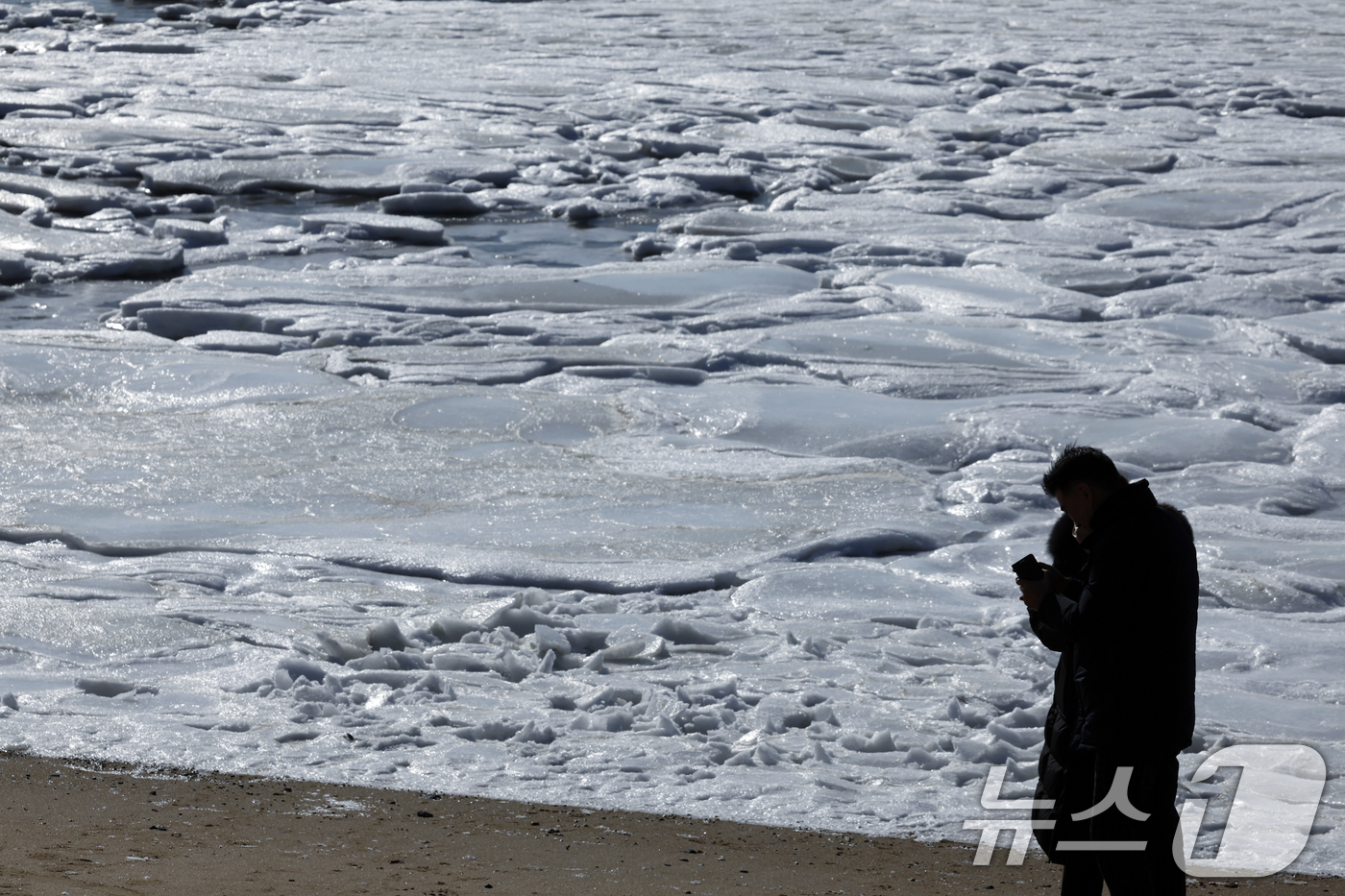 (강화=뉴스1) 박정호 기자 = 전국 곳곳에 한파특보가 발효돼 맹추위가 이어진 21일 인천 강화도 동막해변 일대가 얼어붙어 있다.기상청에 따르면 전국 대부분 지역에서는 당분간 아침 …