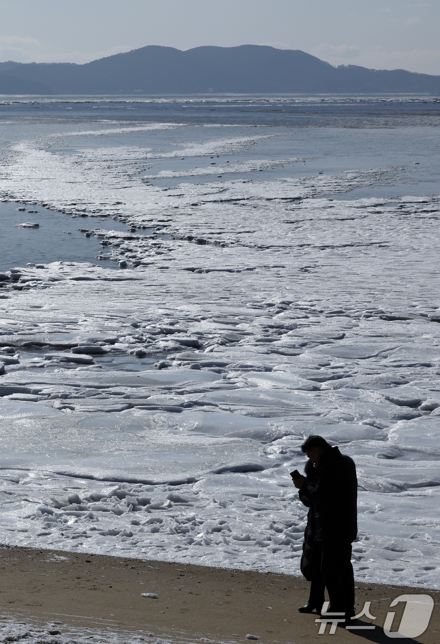 (강화=뉴스1) 박정호 기자 = 전국 곳곳에 한파특보가 발효돼 맹추위가 이어진 21일 인천 강화도 동막해변 일대가 얼어붙어 있다.기상청에 따르면 전국 대부분 지역에서는 당분간 아침 …