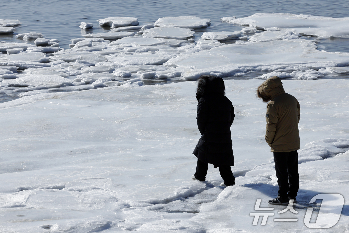 (강화=뉴스1) 박정호 기자 = 전국 곳곳에 한파특보가 발효돼 맹추위가 이어진 21일 인천 강화도 동막해변 일대가 얼어붙어 있다.기상청에 따르면 전국 대부분 지역에서는 당분간 아침 …